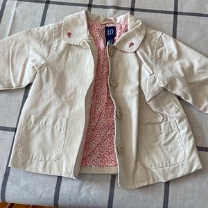 Light weight jacket with buttons